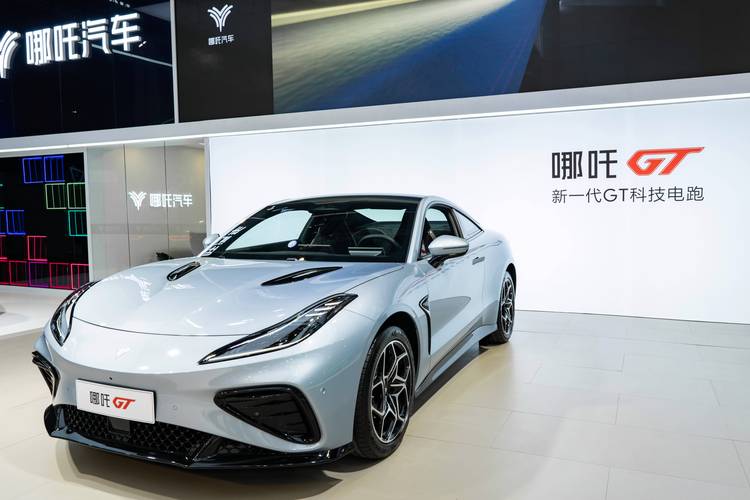 佛山331哪吒汽车在智能汽车领域的表现，领途汽车在新能源汽车市场中的影响力